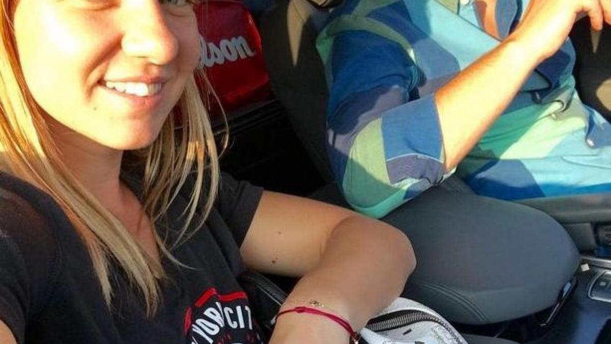 simona halep isi serbeaza ziua in china personajul surpriza cu care s a vazut la aeroport