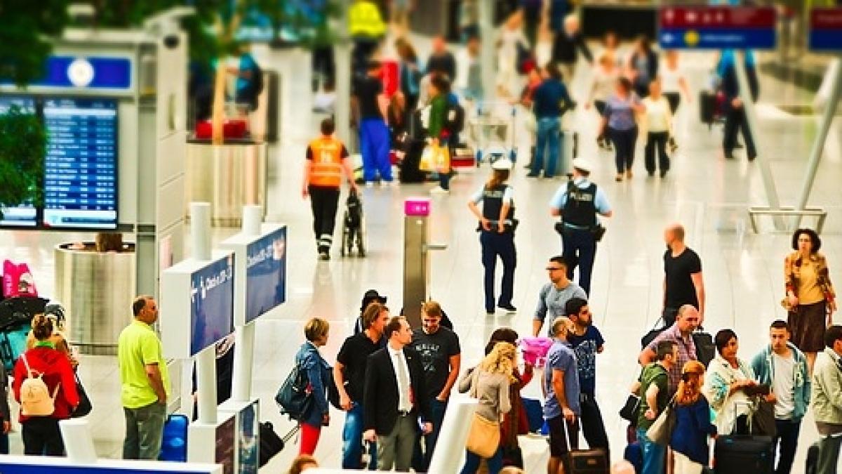 soc pentru un cunoscut politician i a fost furat portofelul in aeroport