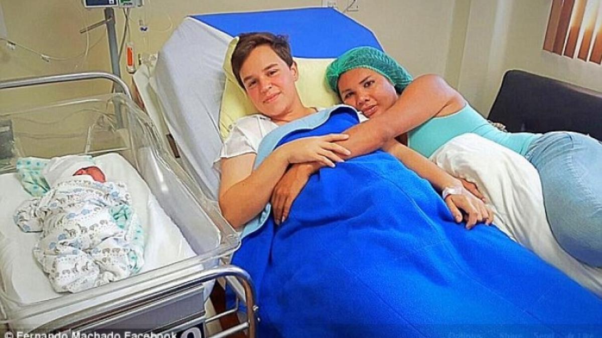 un barbat a nascut un bebelus dupa ce a ramas insarcinat cu iubita lui copilul este perfect sanatos