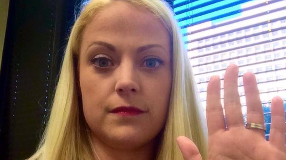 s a fotografiat cu mana asa si a pus imaginea pe internet imediat cineva a alertat politia ce