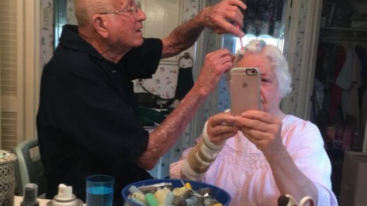 bunicul s a apropiat de ea si i a pieptanat cu blandete parul detaliul uimitor din imaginea care a