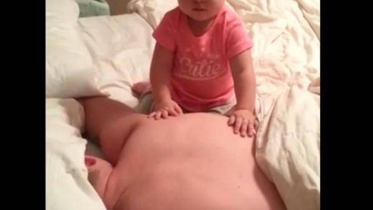 fetita sarea pe pat langa tatal ei care dormea dus ce s a intamplat in secunda urmatoare mama a