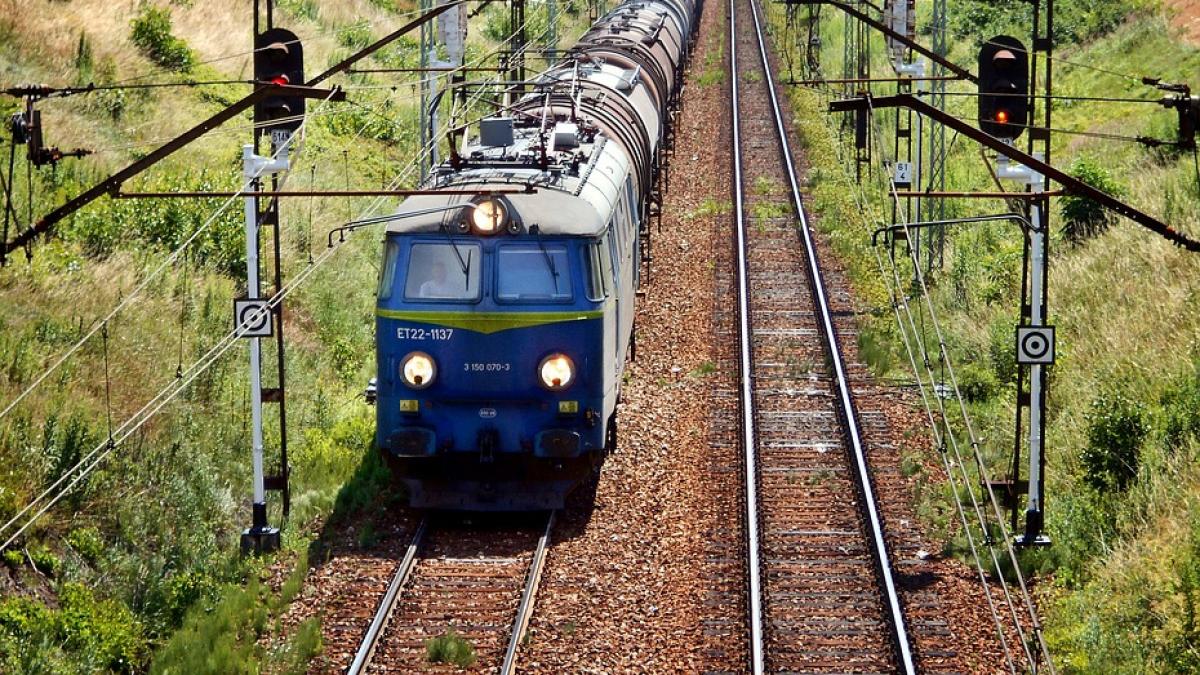 noua persoane au fost duse la spital dupa ce li s a facut rau intr un tren din tokyo