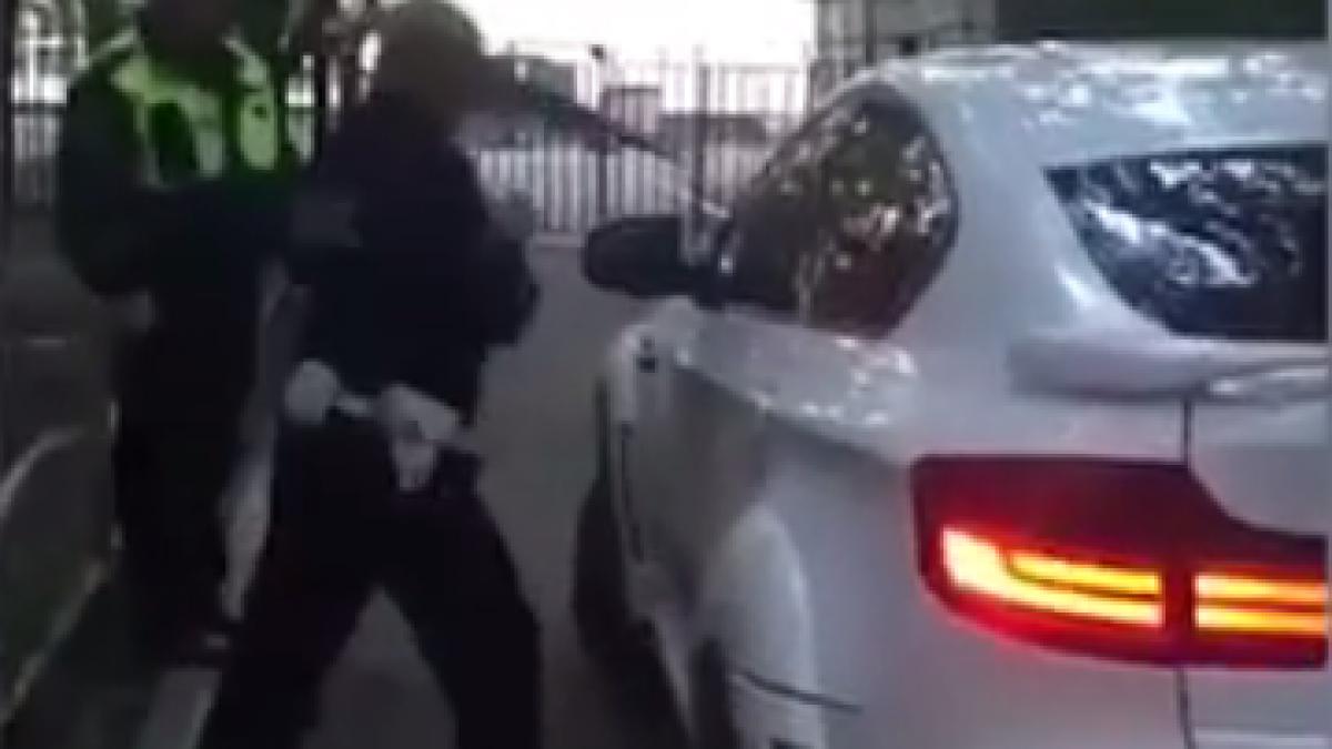 scene incredibile un politist incearca sa sparga cu patul pustii geamurile unui bmw x6 video