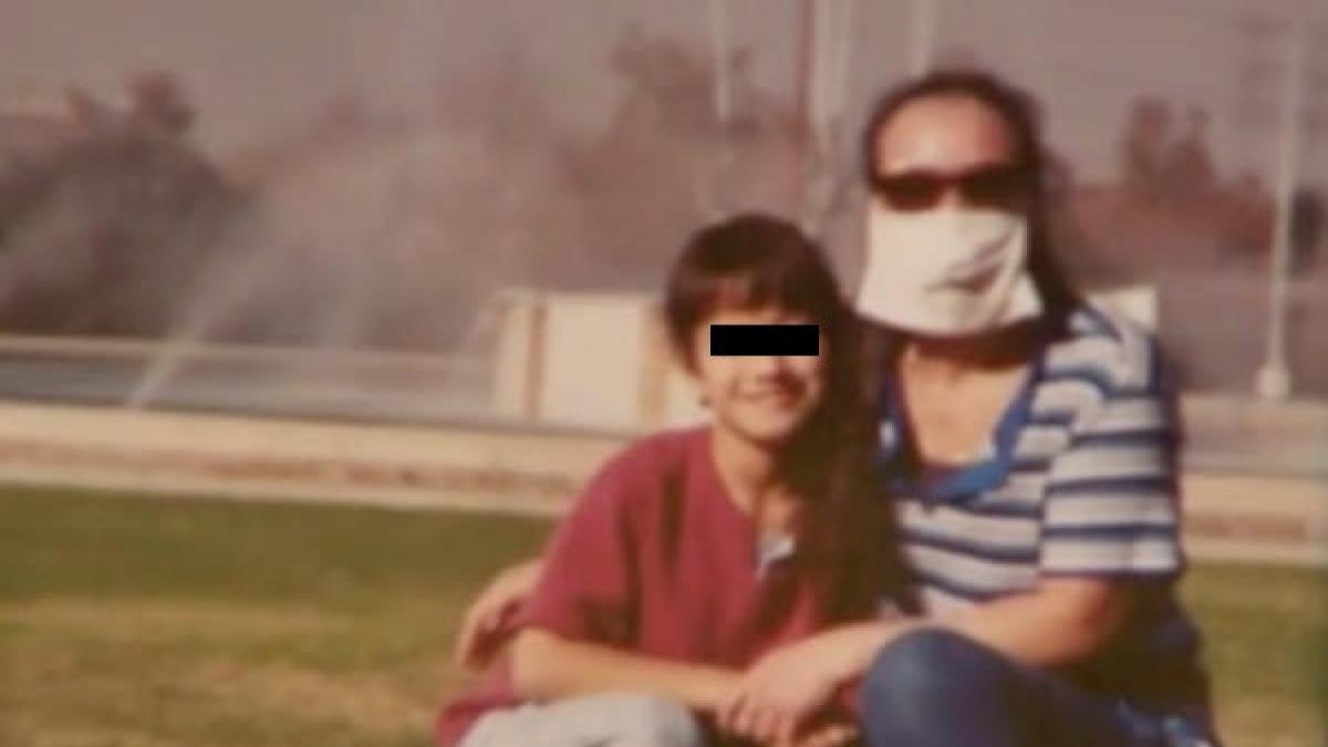 timp de 12 ani aceasta mama a purtat masca in public ce ascunde sub ea