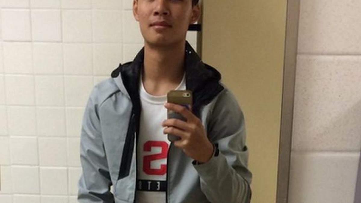 a facut un gest frumos pentru prietena lui apoi s a dus la baie ca sa si faca un selfie cand au