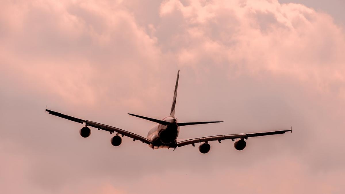 avion tarom intiors pe aeroport
