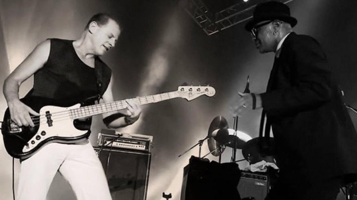 basistul unei trupe celebre a murit cu 10 zile inainte de concertul de la bucuresti