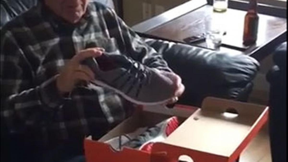 copiii i au pregatit o surpriza uriasa de ziua lui cand a deschis cadoul a inceput sa tipe pareau