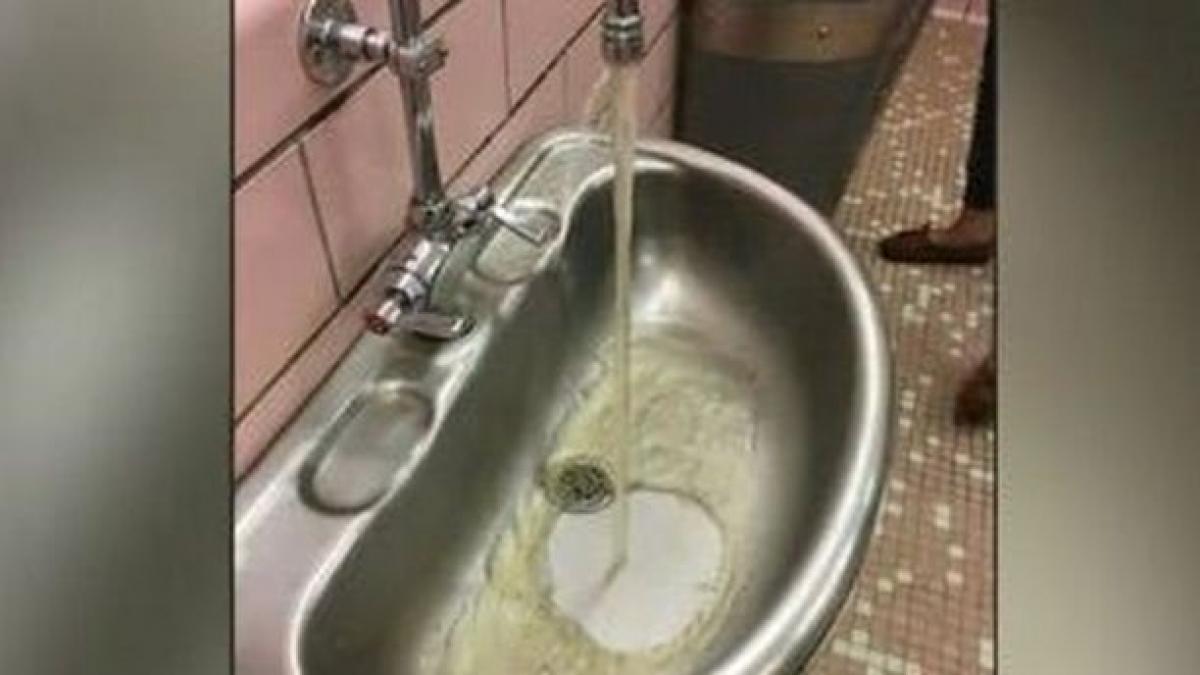 a facut o fotografie apei murdare din scoala directorii nu au rezolvat problema dar s au razbunat