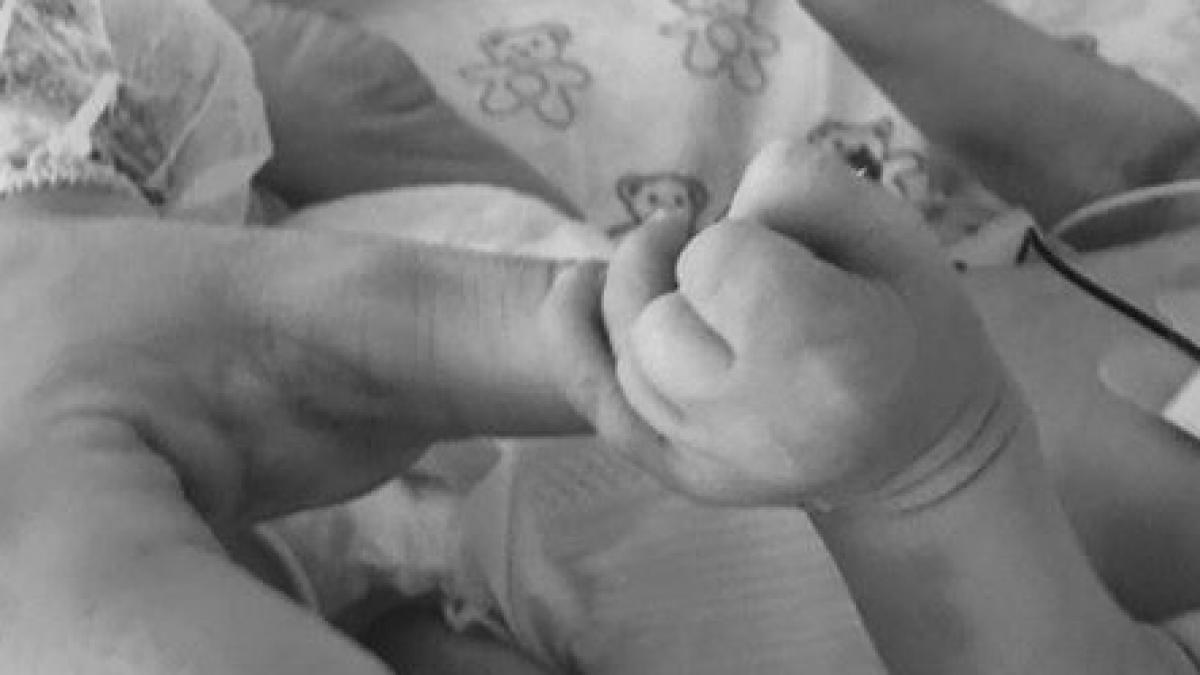 un celebru cantaret devastat dupa ce fiica sa de doar o luna a murit