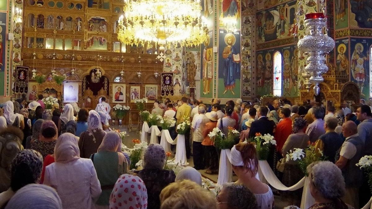 fratilor vine diavolul duminica viitoare la noi va rog sa fim gazde bune anuntul cu care un preot