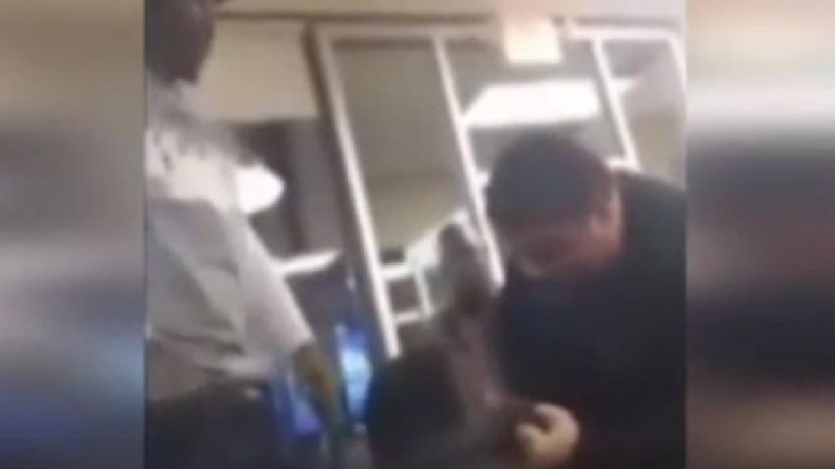 isi batea sotia de fata cu toata lumea in restaurant un barbat masiv s a apropiat de ei