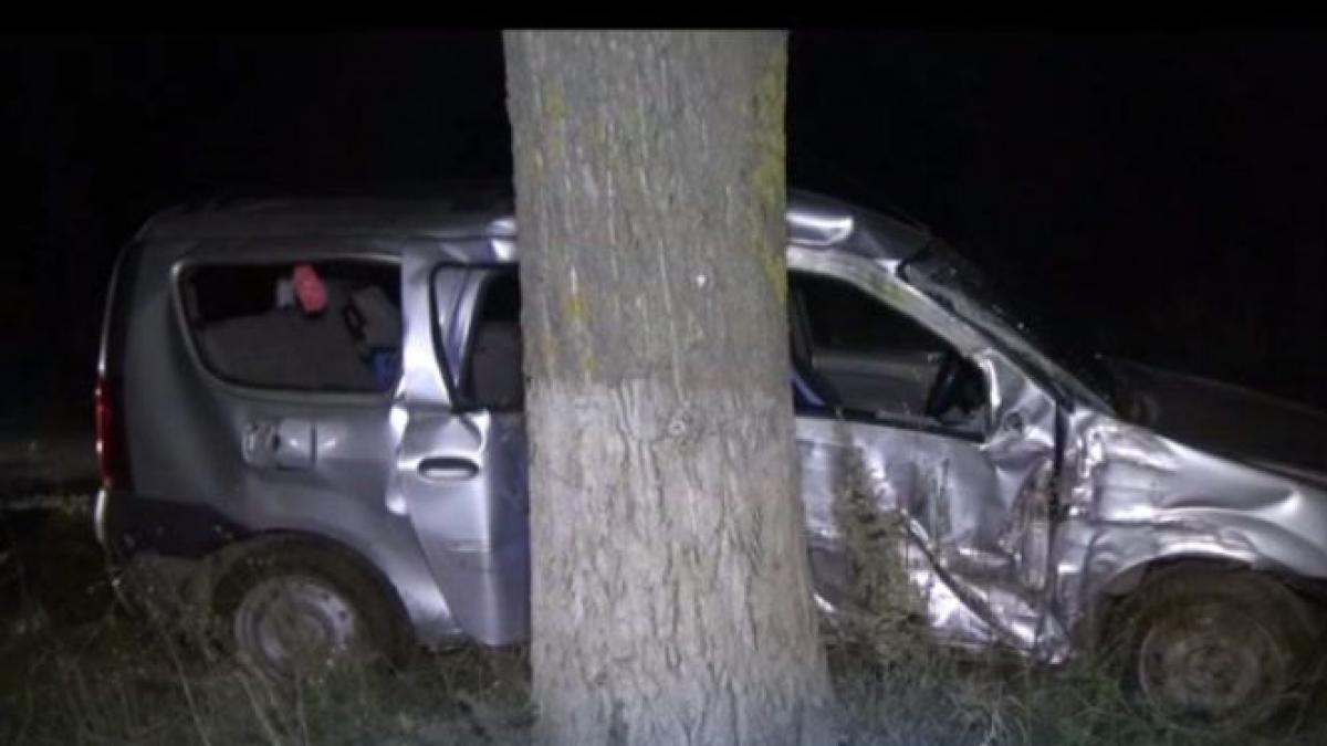 o soferita a vrut sa evite o groapa din asfalt si a ajuns intr un copac tatal si mama ei au murit