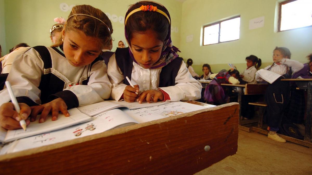 profesorul a vazut ca o eleva si a tinut mana pe sub banca toata ora cand s a dus langa ea ca sa