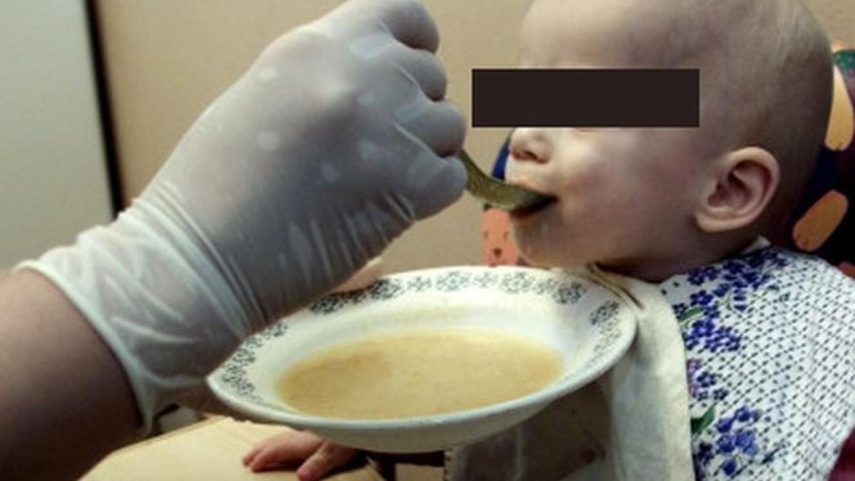 a adoptat o fetita dintr un orfelinat copila nu o privea niciodata in ochi si nu suporta sa fie