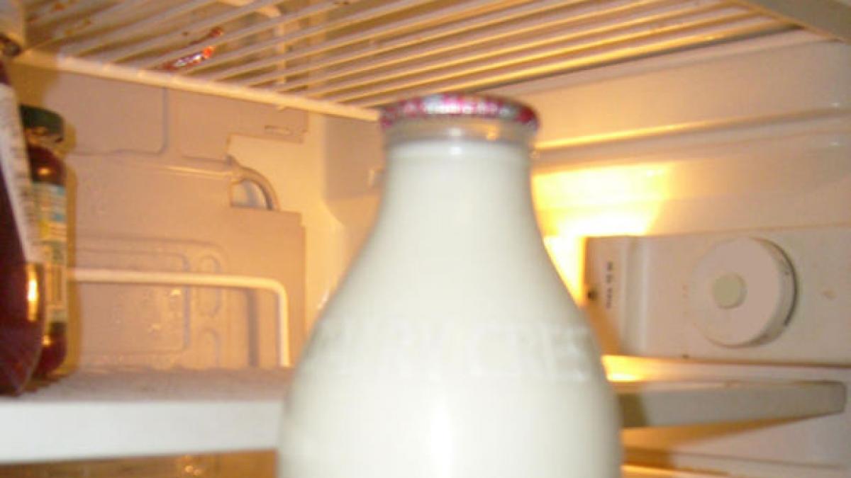 colegii de serviciu ii furau mereu laptele din frigider dar intr o zi a lasat un mesaj pe ambalaj