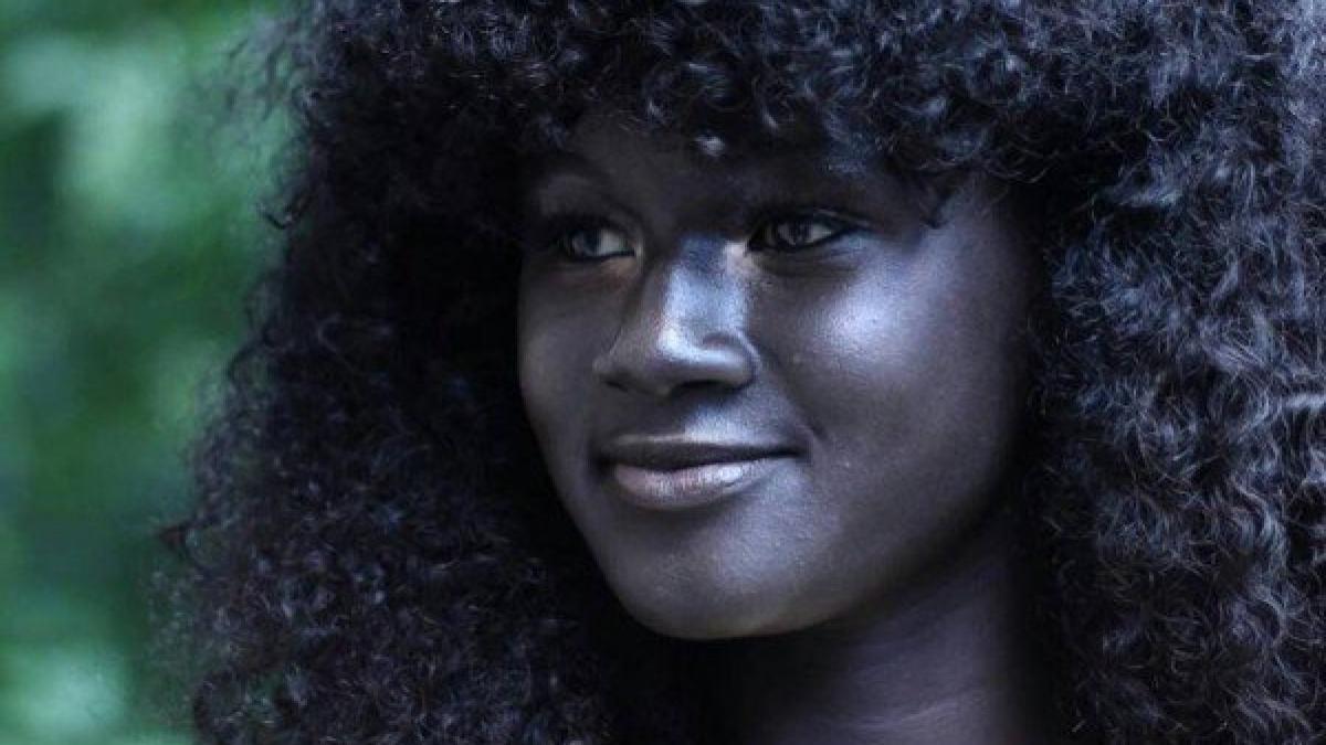 o tanara senegaleza a devenit vedeta pe internet pentru frumusetea si nuanta deosebita a pielii ei