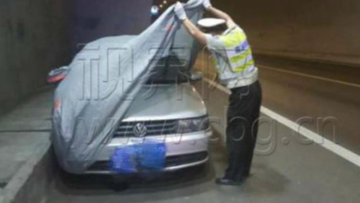 a observat o masina stationata peste care era pusa o prelata cand a ridicat o politistul a ramas cu