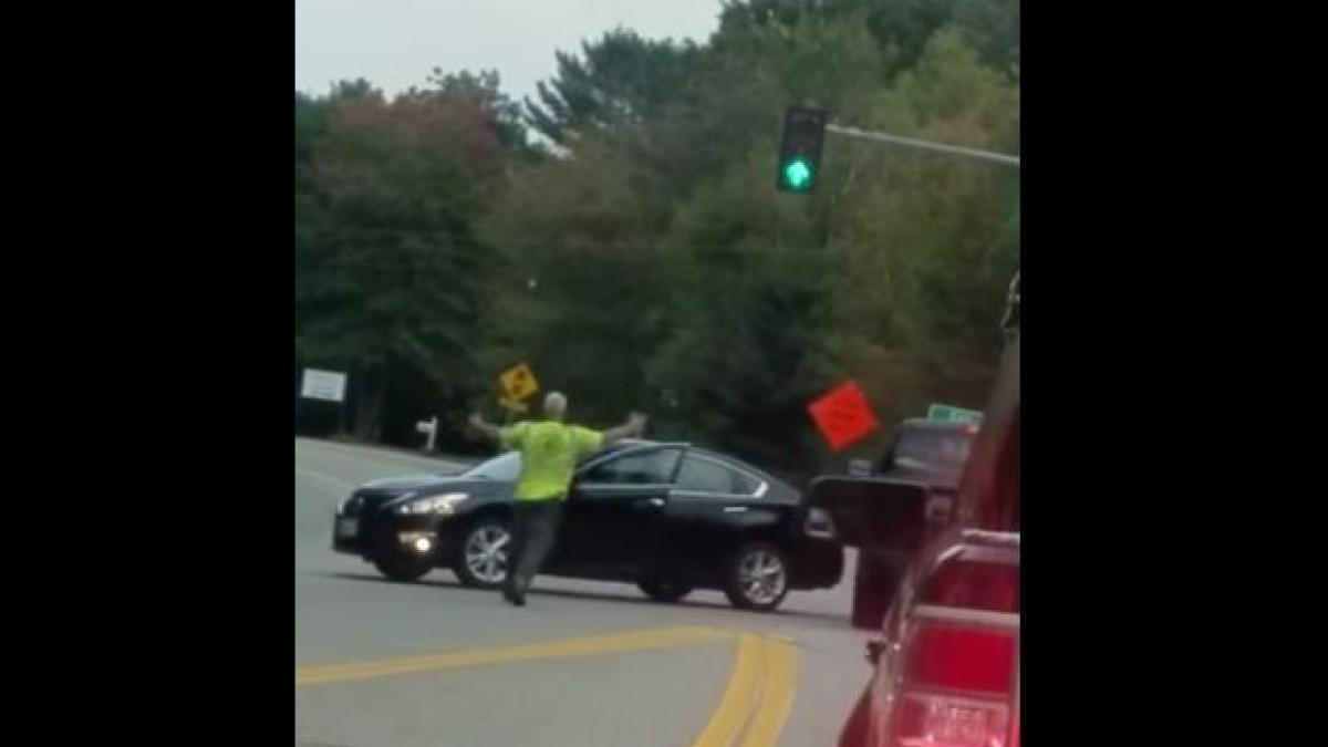 imagini incredibile filmate in trafic ce face soferul unei camionete cand e blocat de o alta masina