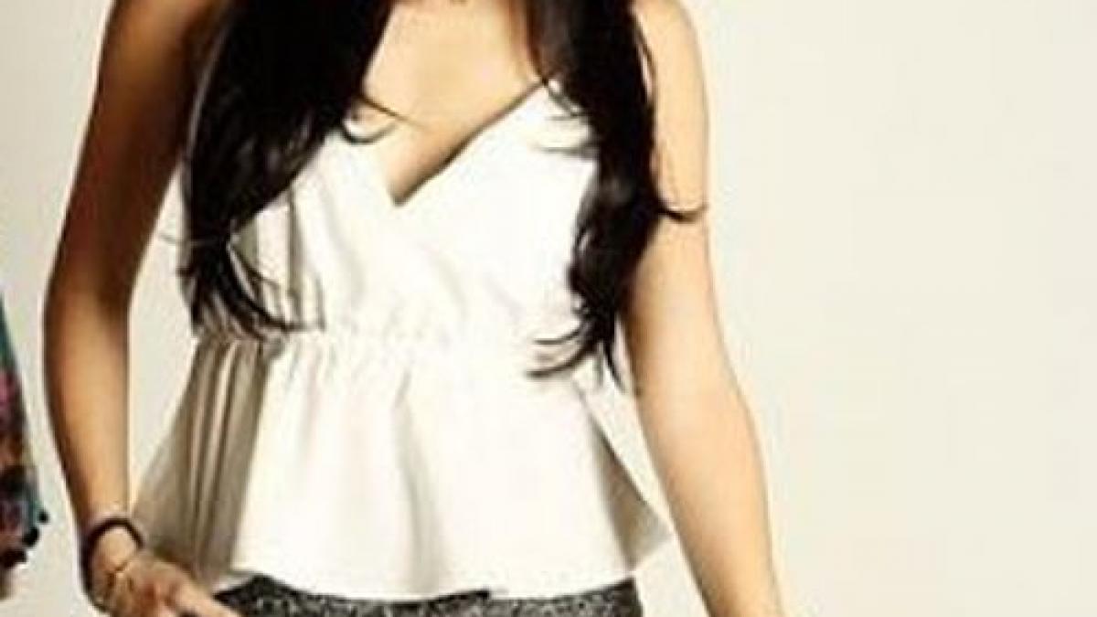 in fiecare dimineata se trezea si pleca imbracata formal de acasa ce facea de fapt aceasta tanara