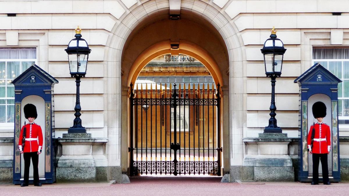 alerta palatul buckingham scotland yard