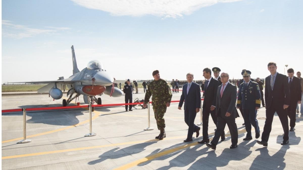 dacian ciolos imagini de la baza 86 aeriana de la borcea unde pilotii romani au luat in primire