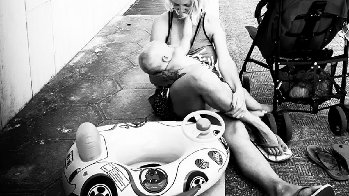 dana nalbaru in mijlocul unui nou scandal militeaza pentru alaptatul in public