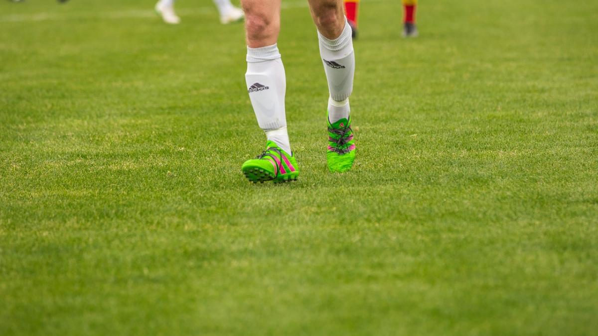 un fotbalist s a prefacut accidentat si a iesit cu ambulanta de pe teren pentru a nu fi arestat