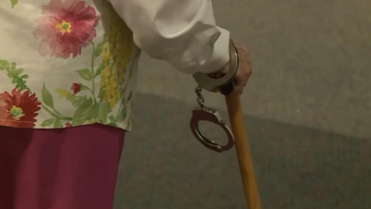 la 102 ani a facut tot posibilul ca sa fie arestata motivul pare rupt din filme video