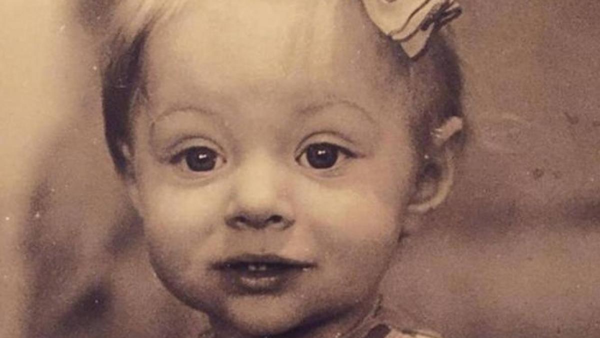 milioane de romani o apreciaza pentru frumusete si talent stii cine e acum copilul din poza