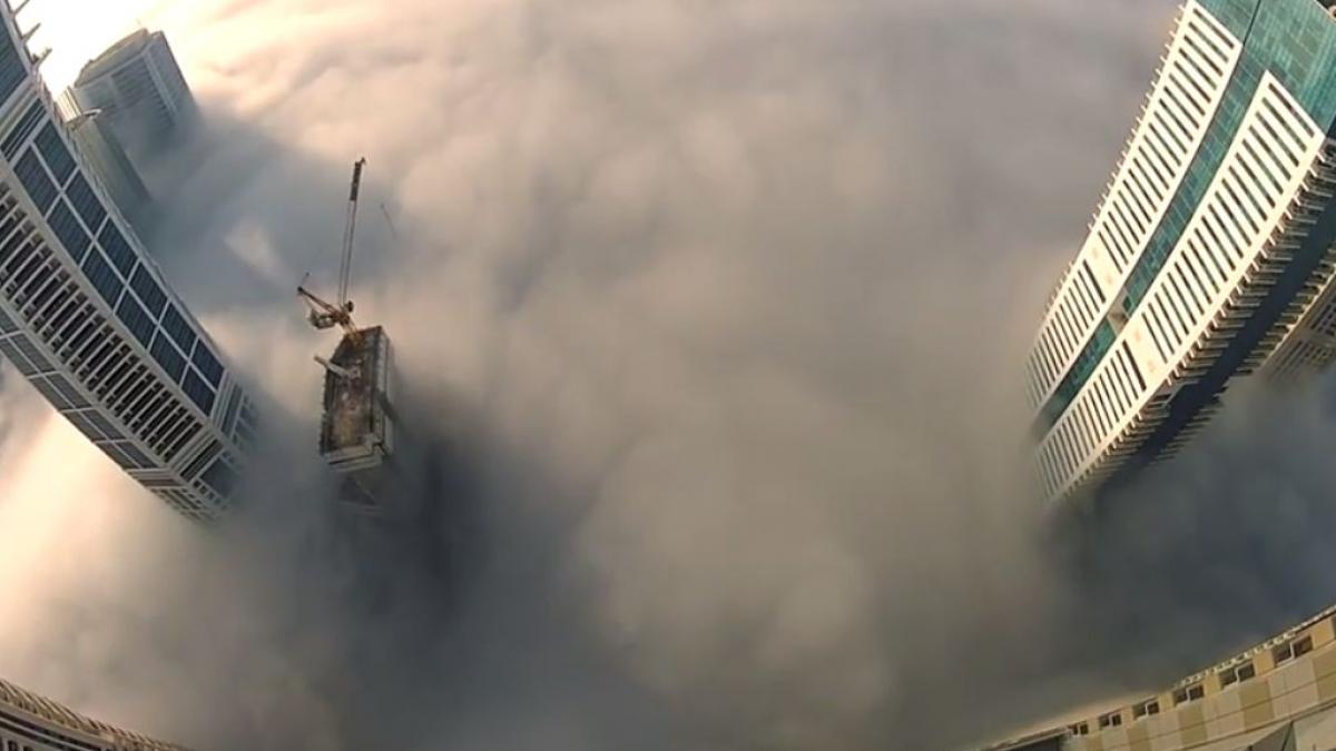 se arunca de pe un turn de 75 de etaje chiar deasupra norilor imagini infricosatoare care iti vor