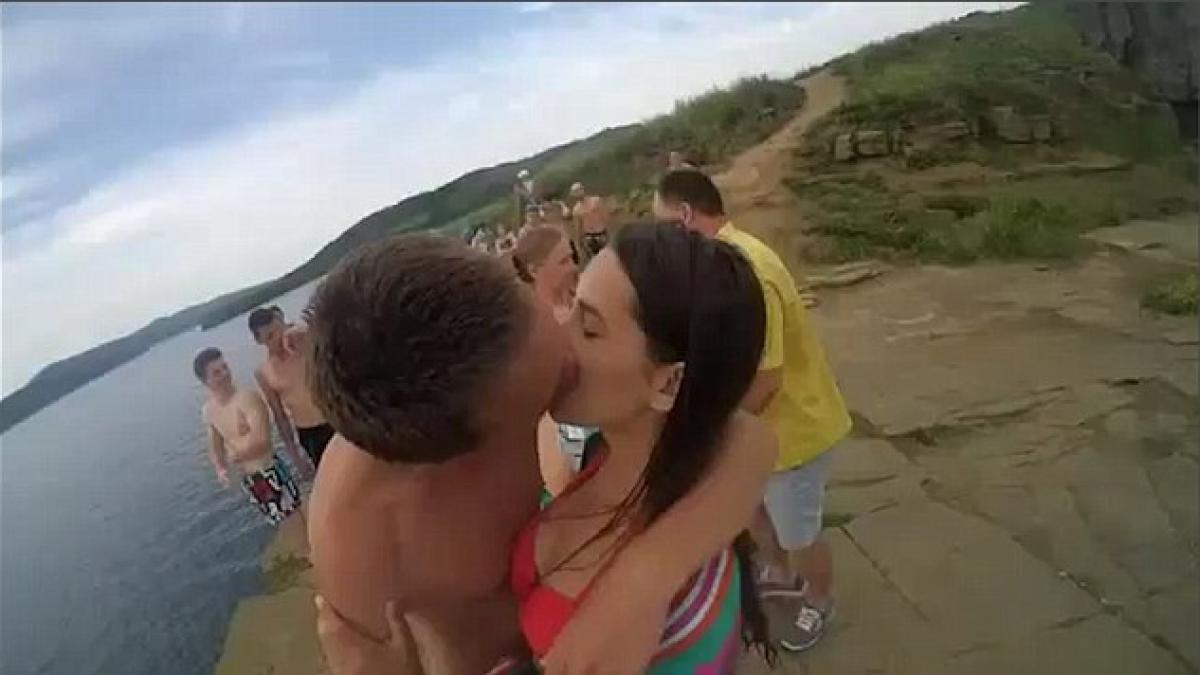 au crezut ca au pierdut pentru totdeauna imaginile cu primul lor sarut insa ceva neasteptat s a