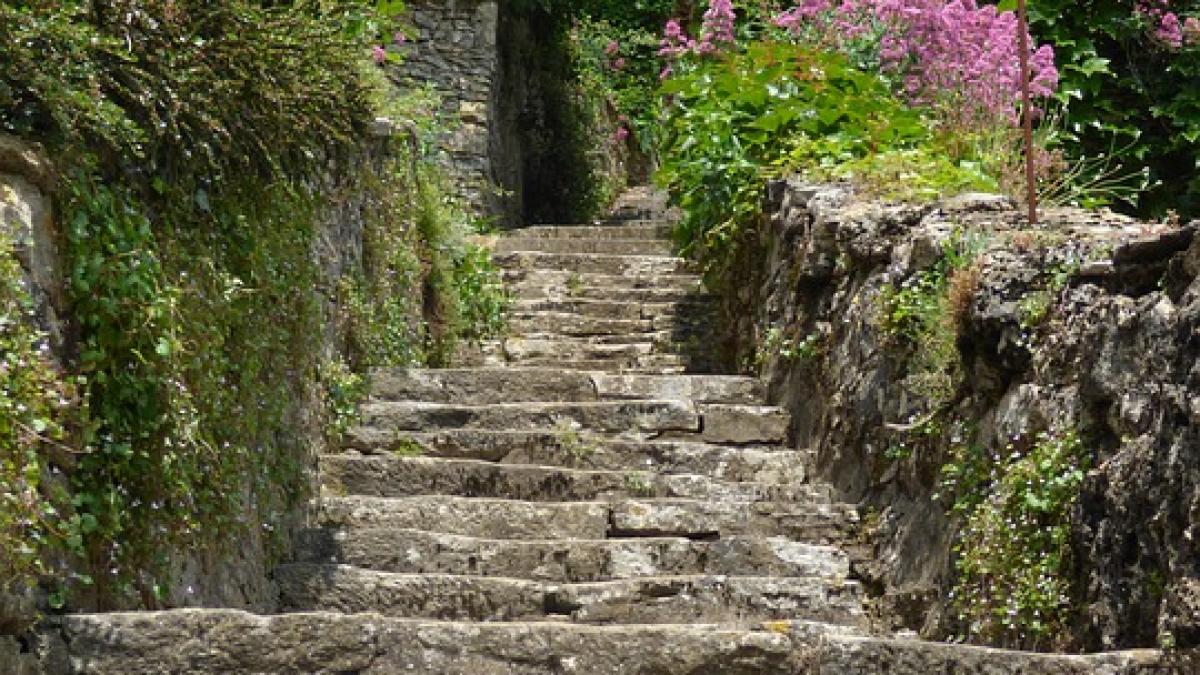 cel mai ciudat sat din romania are un singur locuitor si un drum unic