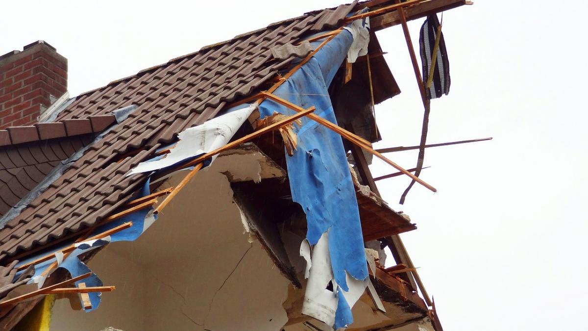 explozie intr o casa din breaza doua persoane au fost ranite