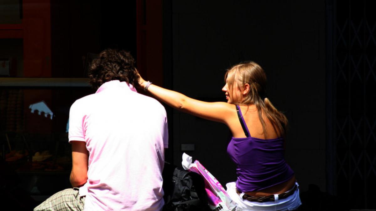 un barbat plateste cu 100 de dolari pe luna o femeie pe care nu a intalnit o niciodata cere la