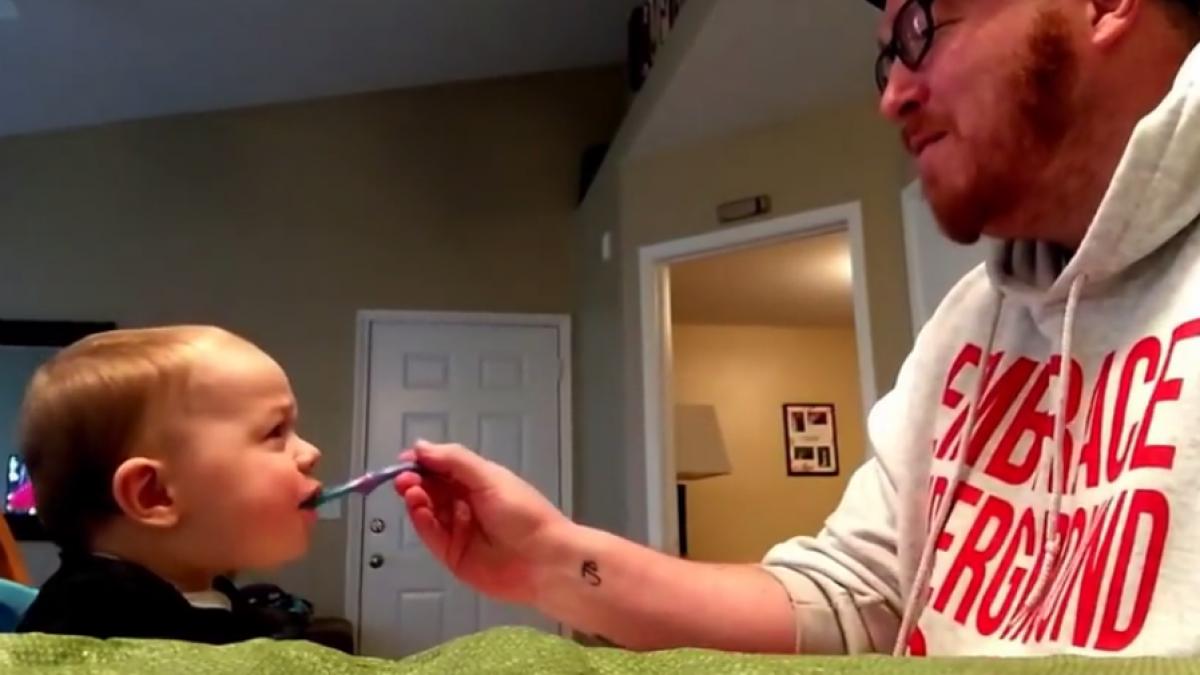 acest micut mananca piure de mazare doar de la tatal sau priveste filmuletul ca sa vezi de ce video