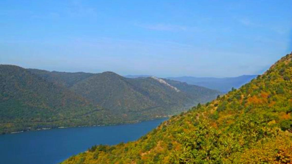 locul din romania care se vede din satelit ca o piramida in trei trepte specialistii sunt fascinati