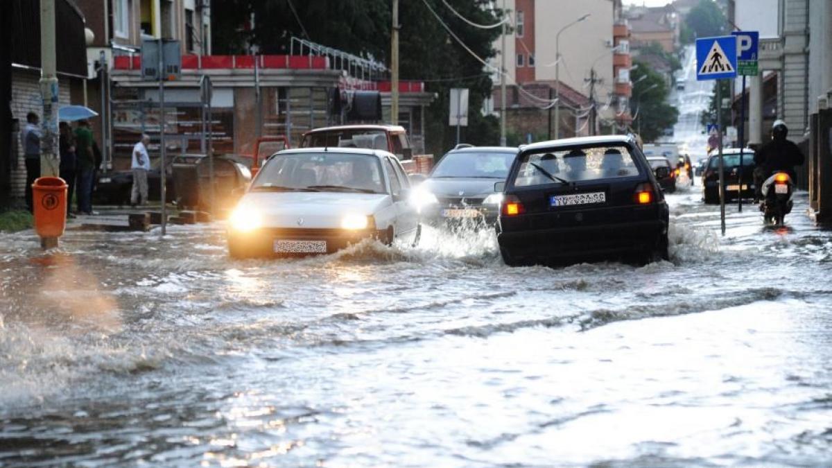 ploile fac prapad in jumatate de tara trafic feroviar si rutier intrerupt si zeci de gospodarii
