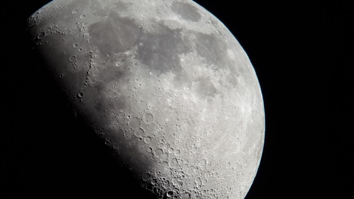 ipoteza fabuloasa lansata de o echipa de cercetatori luna isi schimba relieful la fiecare 81 000 de