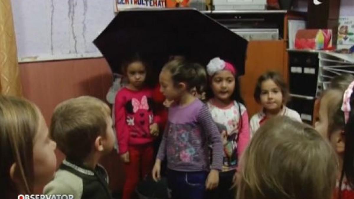 situatie alarmanta intr o gradinita din romania copiii se joaca si invata cu umbrela in mana
