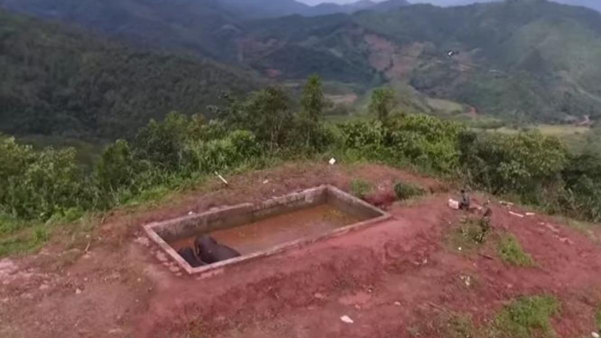 i au vazut din elicopter intr o groapa a durat doua zile pana cand i a scos de acolo imagini