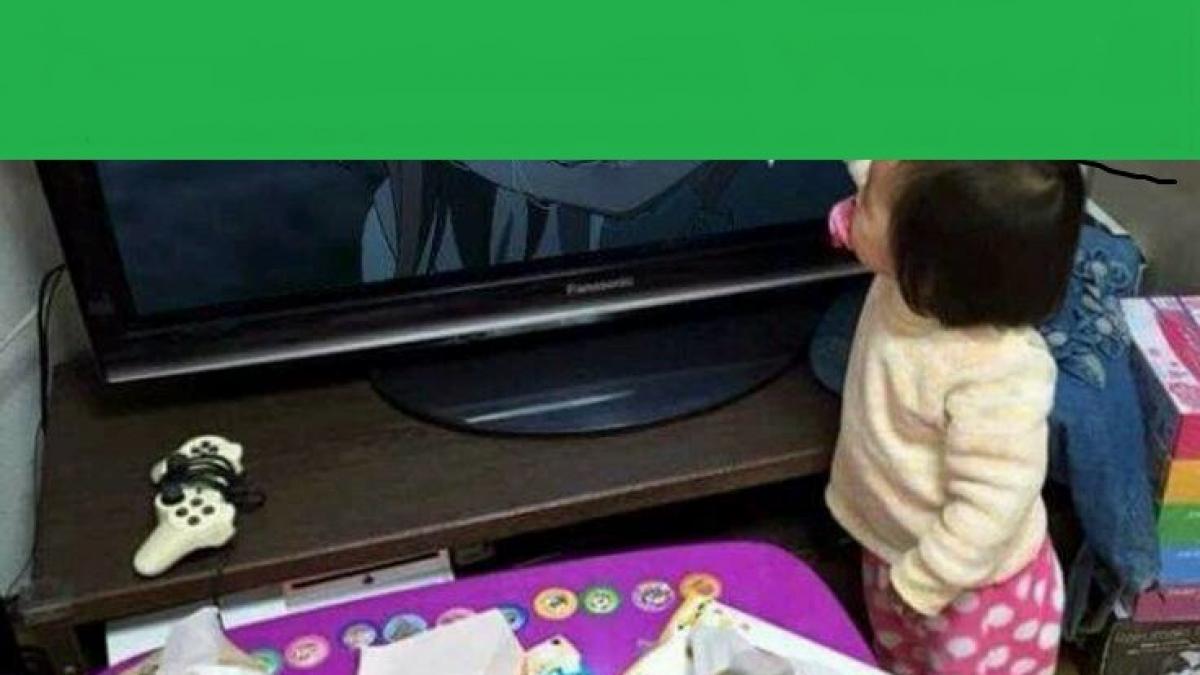 aceasta fetita se uita la desene animate si eroina a inceput sa planga copilul s a dus in fata tv