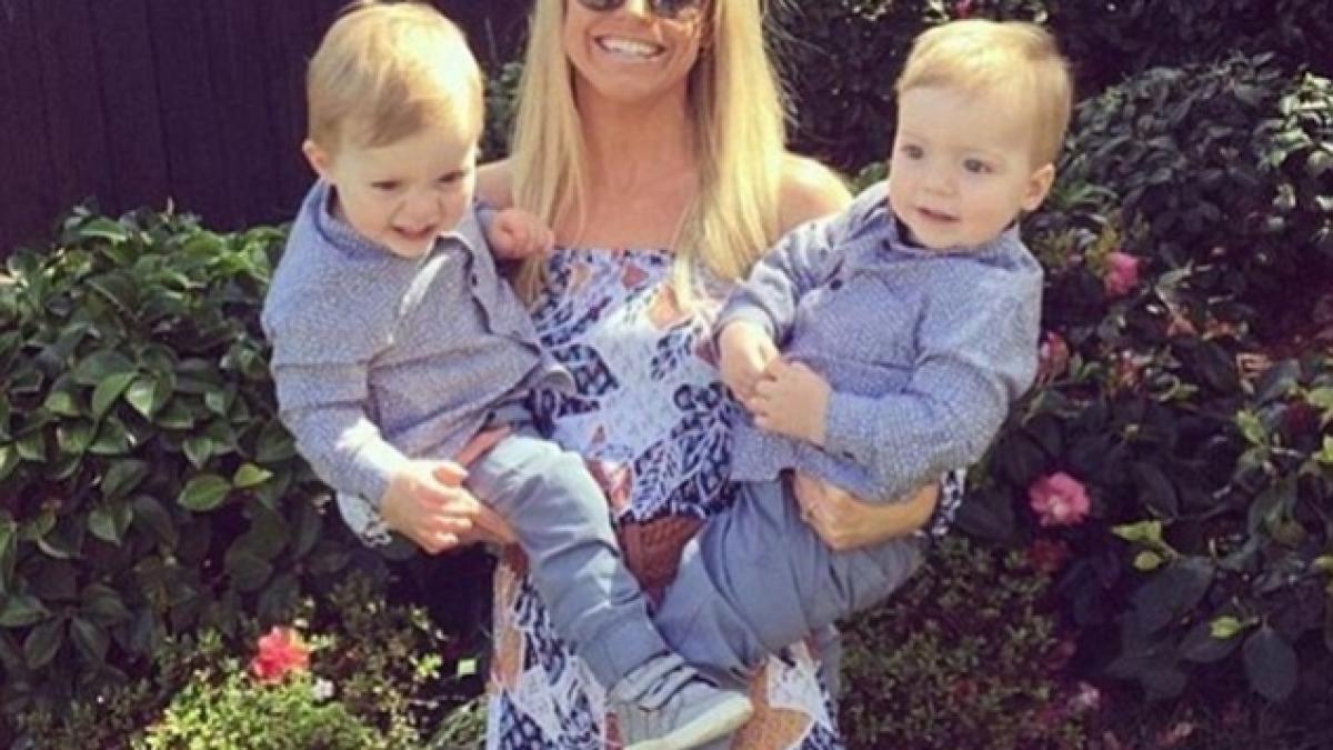 cum arata abdomenul femeii la doua luni dupa ce a nascut gemeni pare perfect dar daca te uiti cu