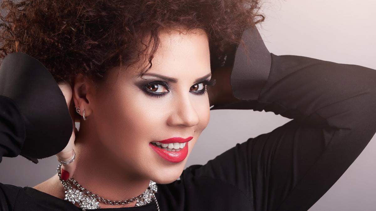 fetita adoptata de luminita anghel abandonata de ambele mame in grija asistentilor sociali