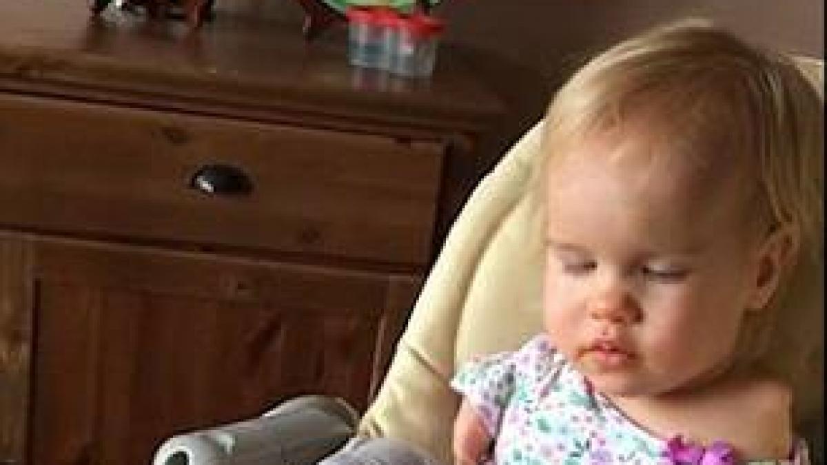 cum se hraneste aceasta fetita care s a nascut fara maini