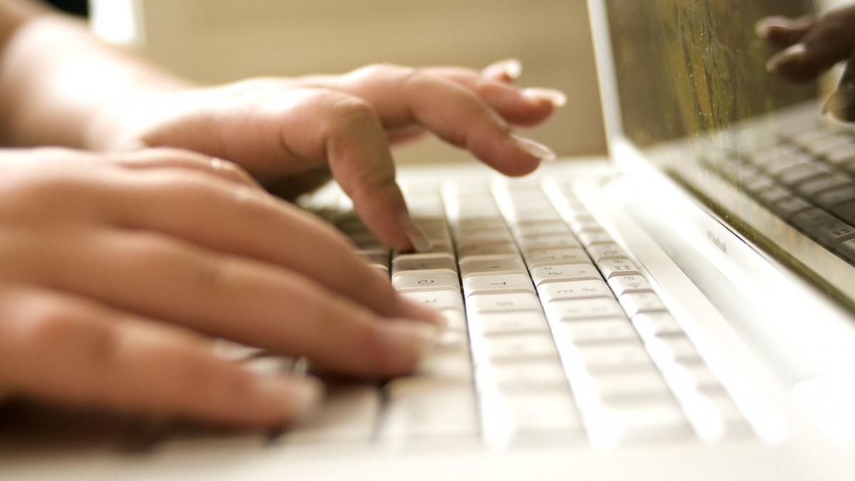 si a lasat copilul nesupravegheat ca sa stea pe facebook