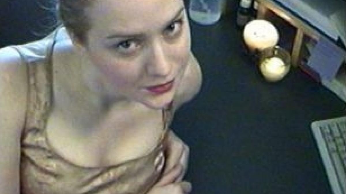 aceasta tanara a lasat webcamul pornit fara nicio jena