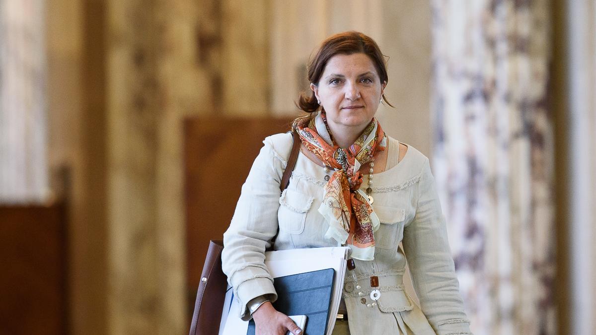 ciolos ignora parlamentul pruna ramane in functie dupa ce motiunea simpla a trecut