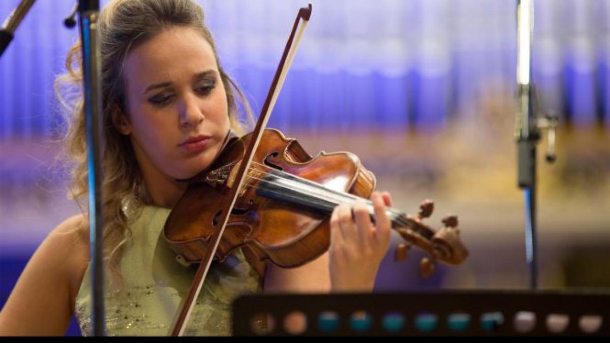 cinci tineri muzicieni de origine romana sunt sustinuti sa si urmeze visul intr o initiativa unica